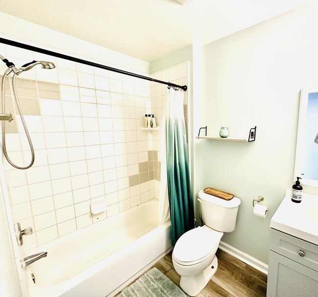 Building Photo - Welcome To Your Upgraded Oak View Home!