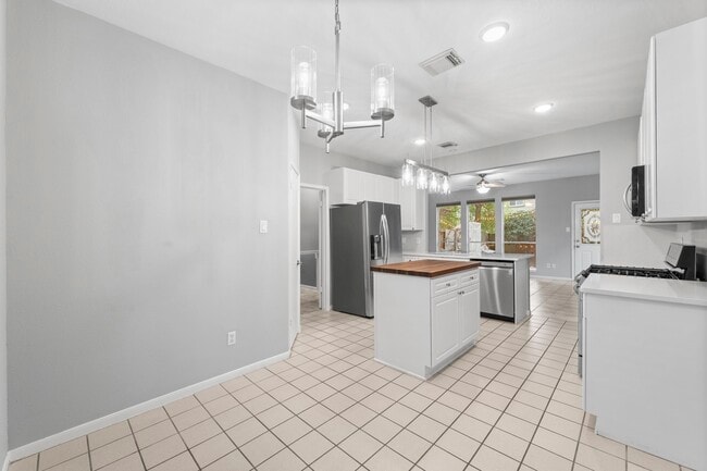 Building Photo - 17 E Willowood Ct