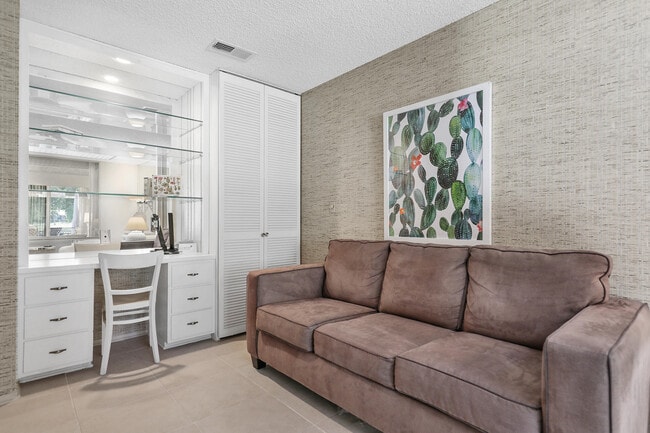 Building Photo - 175 Gran Via