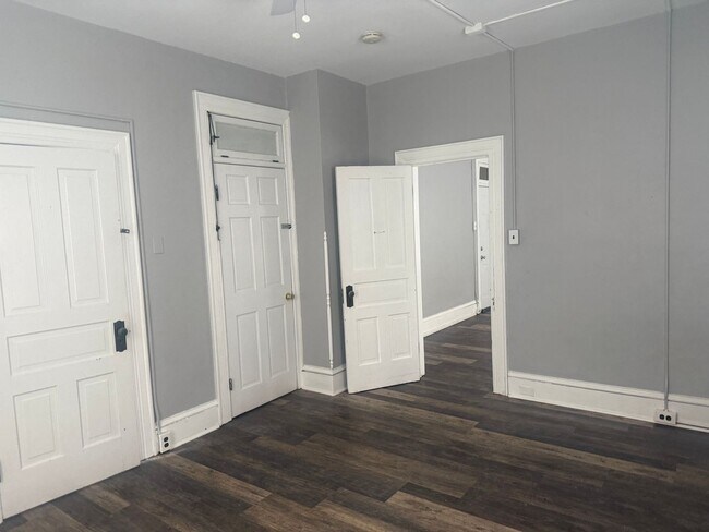 Building Photo - 500 N Mulberry St