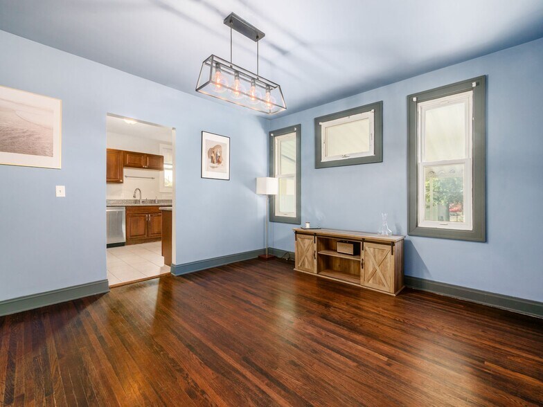 Building Photo - 211 E Jenkins Ave