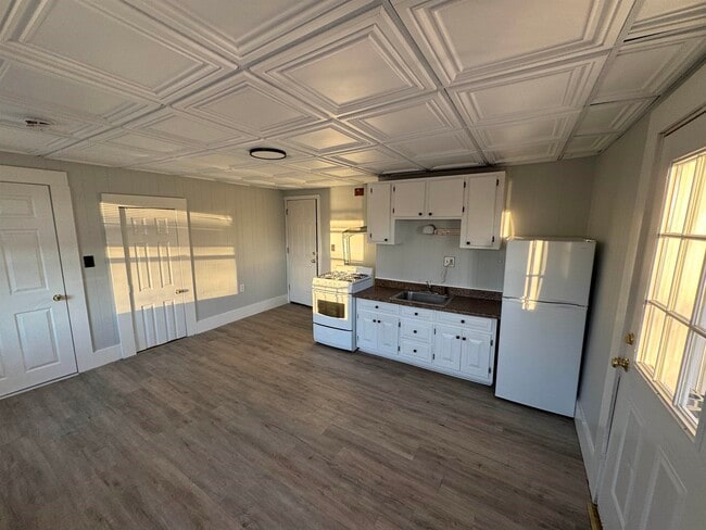 Primary Photo - 30 Ledge St