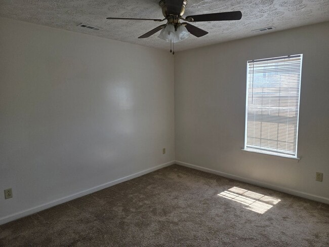 Building Photo - 2 Bedroom 1 bath downstairs unit