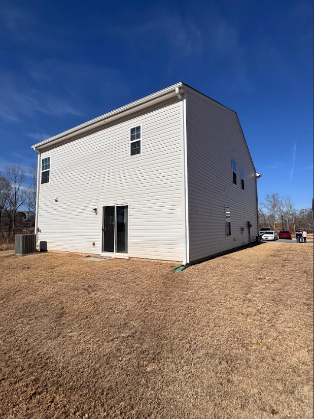 Building Photo - Spacious five-bedroom home with modern ame...