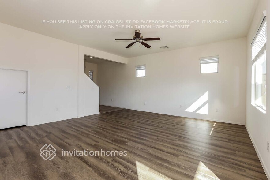 Building Photo - 1323 E Palomino Way