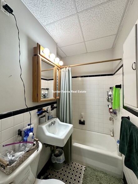 Building Photo - 8A Forest St