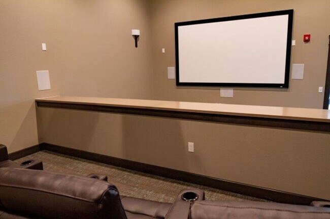 Building Photo - Gorgeous 2 Bedroom 1 Bath top floor Privat...