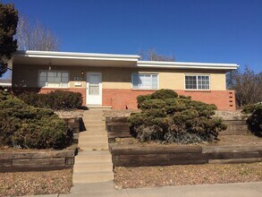 Building Photo - Charming Raised Ranch across from golf course