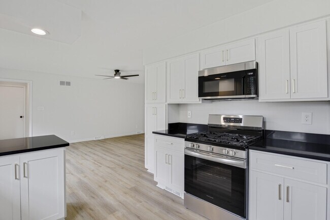 Building Photo - 452 Pasadena Dr