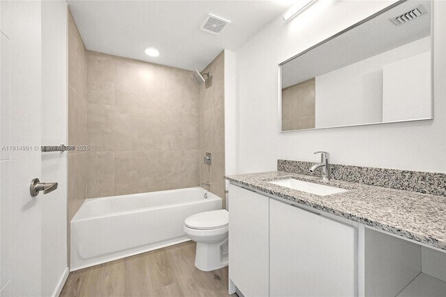 Building Photo - 475 NE 125th St