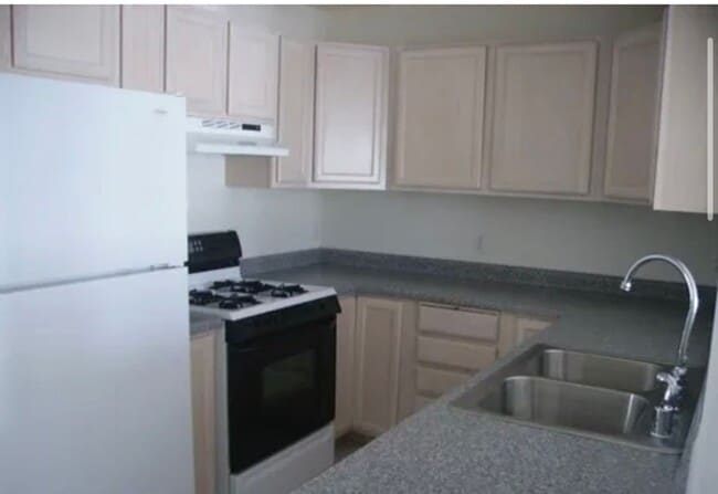 Building Photo - 2 story town house