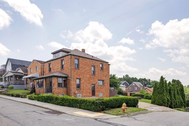 Building Photo - 1002 Fordham Ave