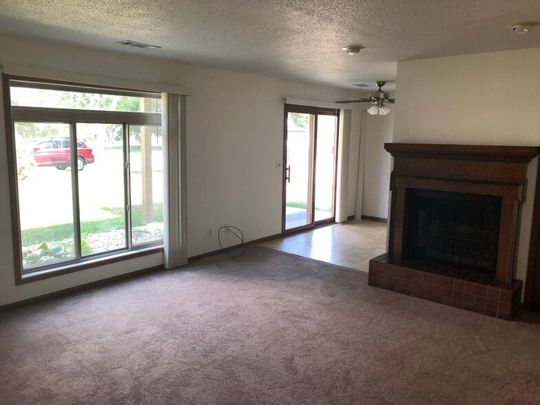 Building Photo - 225 S Ridge Dr