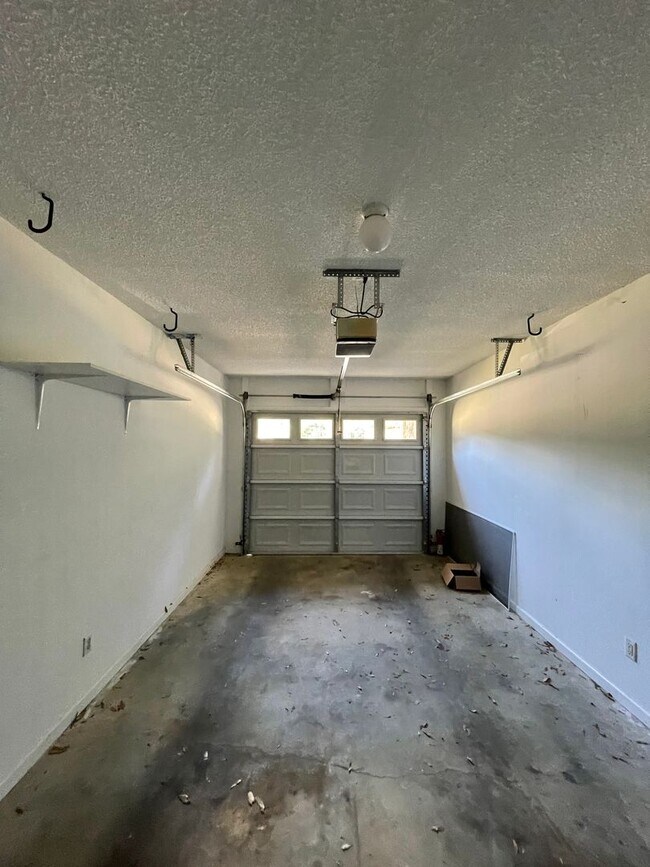 Building Photo - Foxchase Subdivision! END UNIT CLOSE TO COMMUNITY POOL