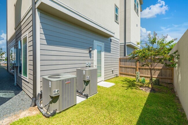 Building Photo - 494 S Centro Cir