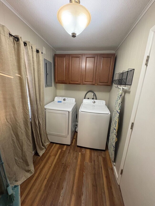 Building Photo - Tavares 2 Bed 1 Bath w/ Den!