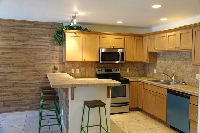 Building Photo - 3 bedroom, 1.5 bathroom furnished condo at...