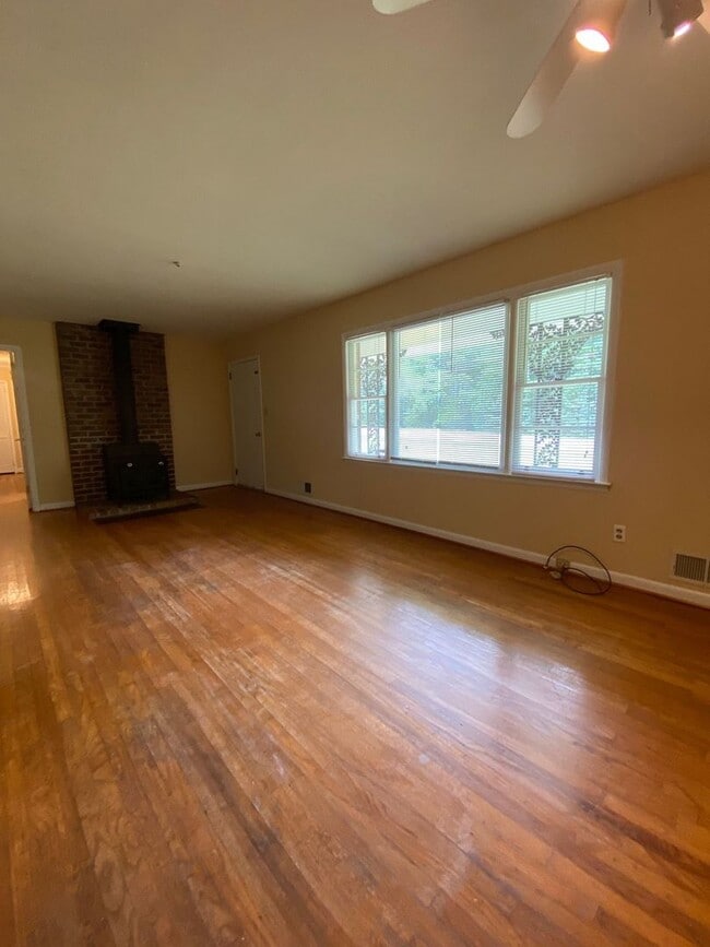 Building Photo - AVAILABLE FEBRUARY 1 2026!