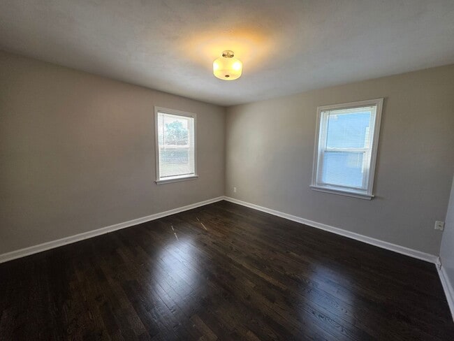 Building Photo - 2 Bed Duplex Near Downtown Liberty & William Jewell!