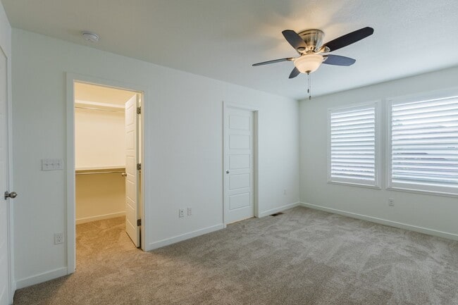 Building Photo - 2656 Champagne Ave