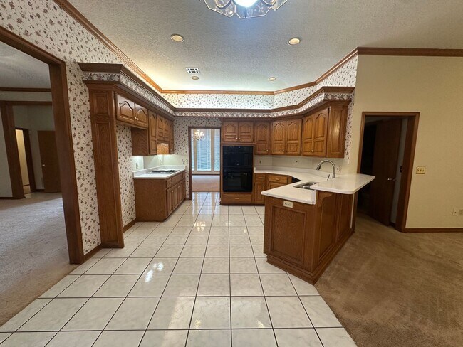 Building Photo - 4 Bed, 2.5 Bath Brick home with 2 car garage