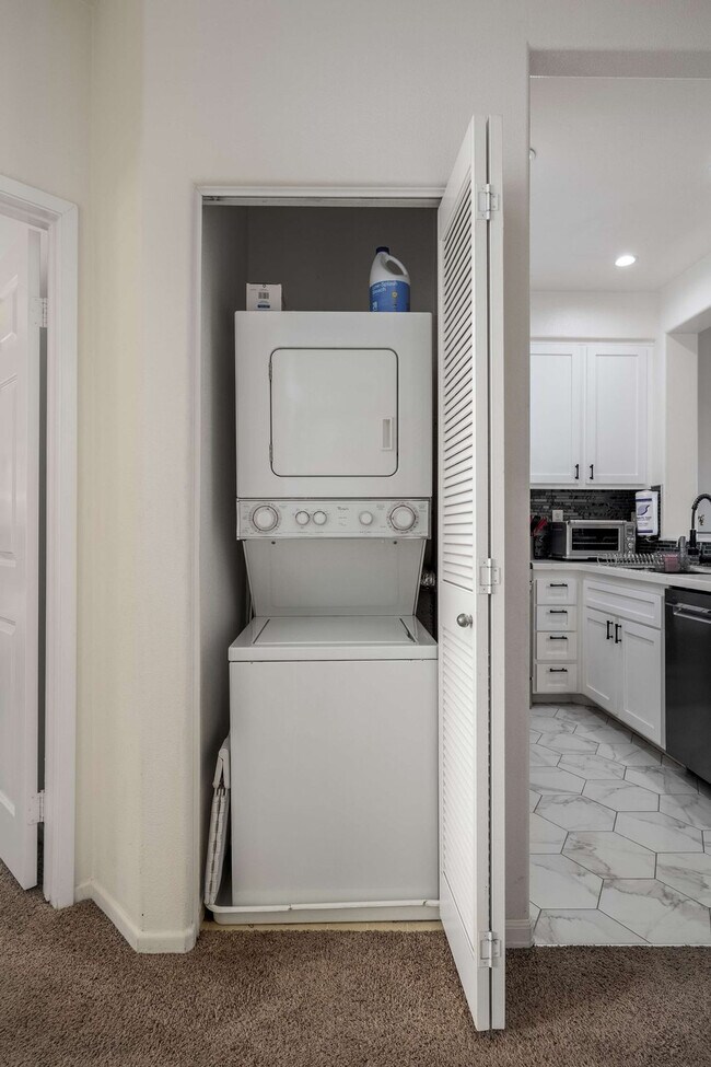 Building Photo - 2983 Paseo Almiar