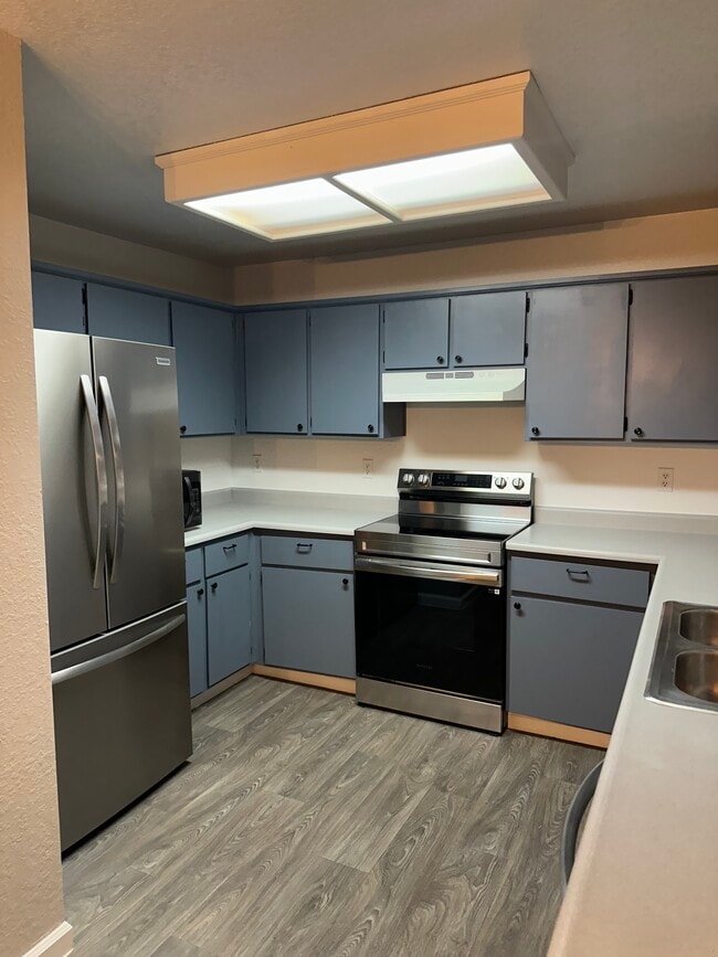 Building Photo - 1325 Oak Ridge Dr