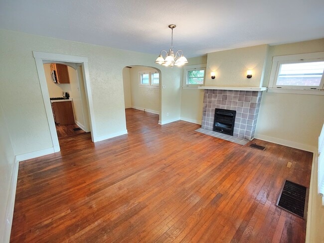 Building Photo - *Spacious & Updated 3BD/1BA Single-Family Home Available in Brookline*