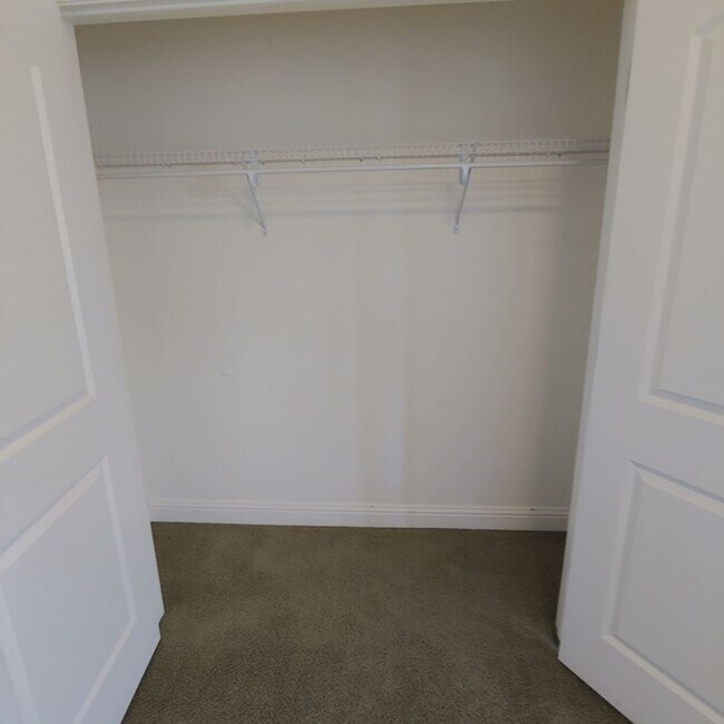 Building Photo - Nice main floor 3 BR 2 BTH Condo in awesome PG location
