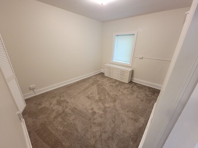Building Photo - AVAILABLE SEPTEMBER - 1 BED 1 BATH