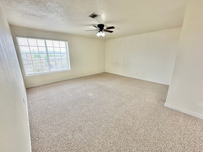 Building Photo - 4 bedrooms plus 2 additional areas. Price Reduced!!