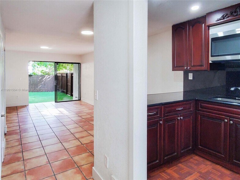 Building Photo - 1901 NW South River Dr