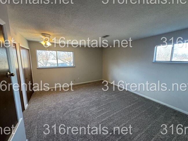 Building Photo - $850- 2 bed 1 bath - Townhomes