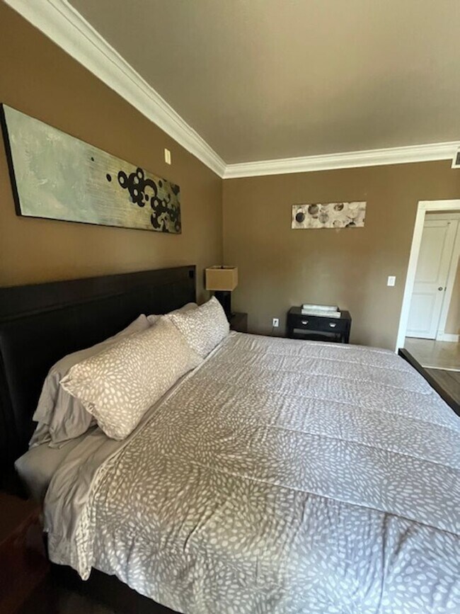 Building Photo - Meridian TOP FLOOR Furnished 1 bed | 1 bath condo with Strip and High Roller view.