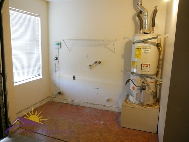 Building Photo - Open 3 Bed 2.5 Bath 1,959 Sq. Ft. Antelope Home