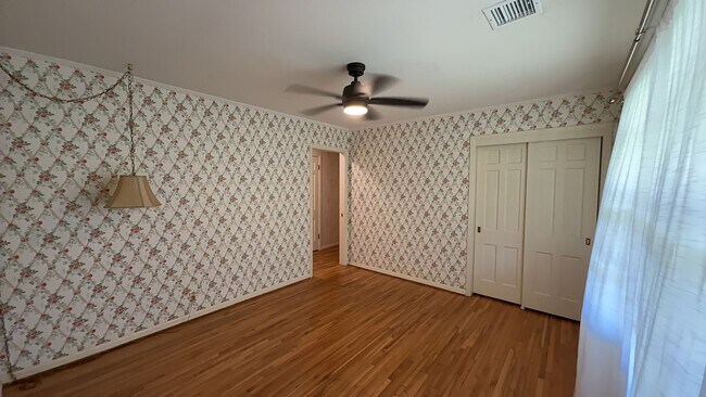 Building Photo - 5443 S Marion Ave