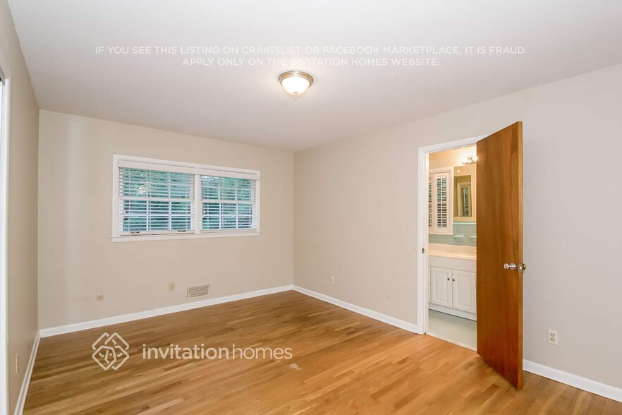Building Photo - 1599 Knob Hill Dr NE