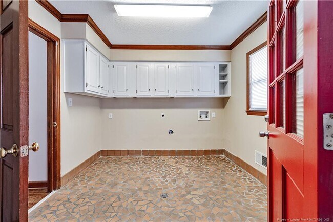 Building Photo - 329 Eddies Ln