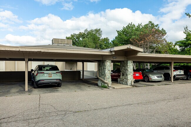 Building Photo - 893 Cliffs Dr