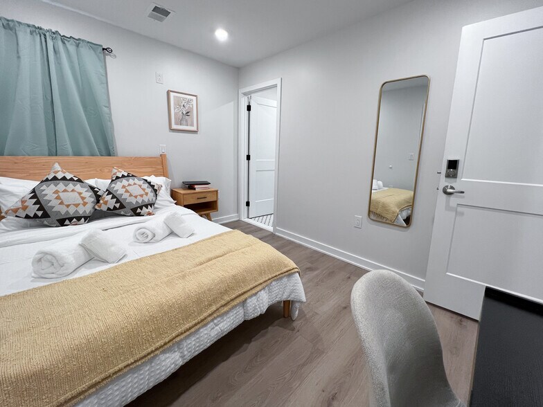 Bedroom 302 - 3814 Hamilton St