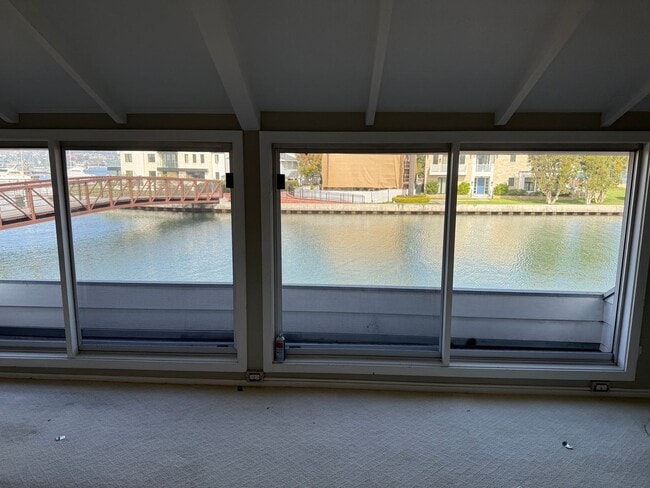 Building Photo - 2 Bedroom 2 Bath