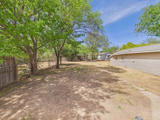 Building Photo - Adorable 3 Bedroom Home in Sunset Addition!