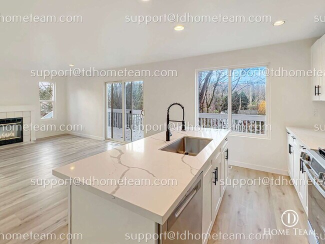 Building Photo - "Spacious 4-Bed Oasis with Scenic Views in Prime Seattle Location!"