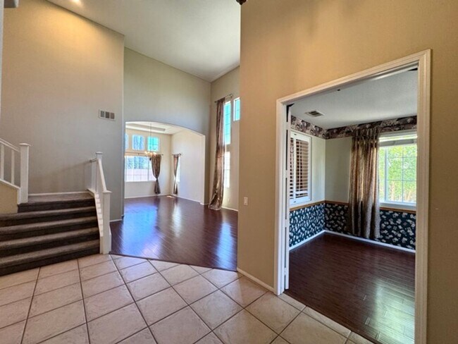 Building Photo - Murrieta Home with 6 Bedrooms plus a Bonus...