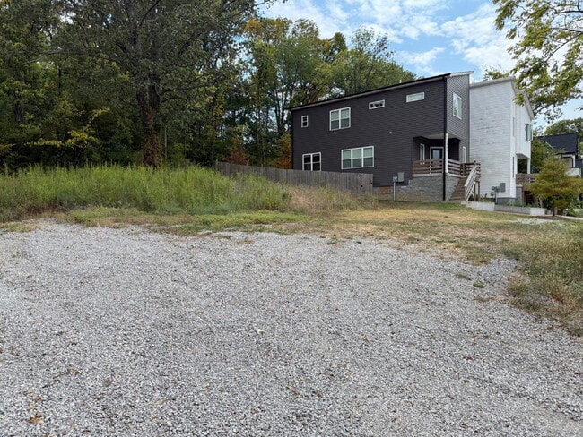 Building Photo - Amazing 3 bed 2.5 w/fenced yard. 10 min fr...