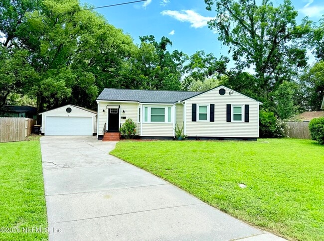 Building Photo - 1319 Azalea Dr