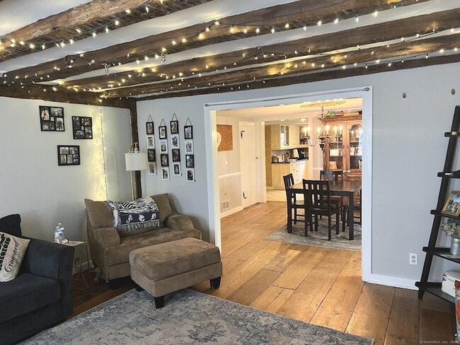 Building Photo - 566 W Main St