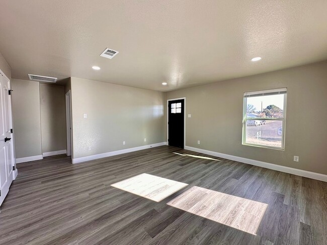 Building Photo - 1012 W 26th St