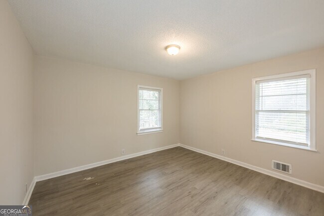 Building Photo - 2058 River Rd