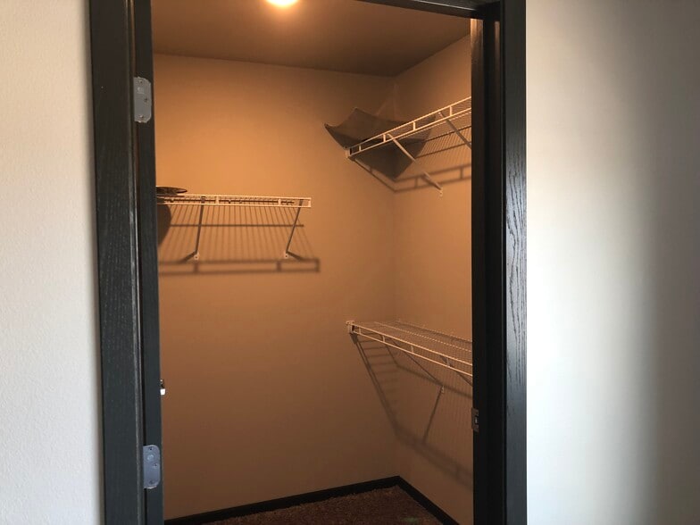 Building Photo - 913 Main Ave